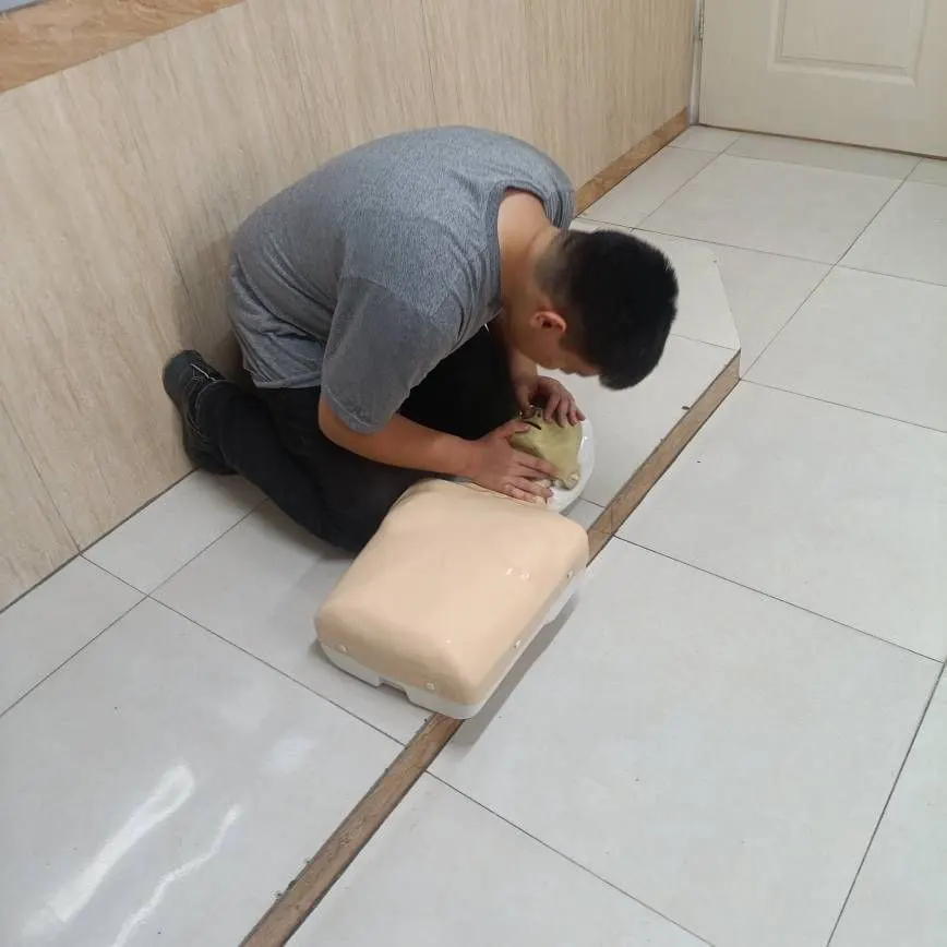 برگزاری کلاس کمکهای اولیه و آموزش CPR در دبیرستان سلام زینالدین