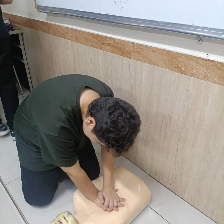 برگزاری کلاس کمکهای اولیه و آموزش CPR در دبیرستان سلام زینالدین