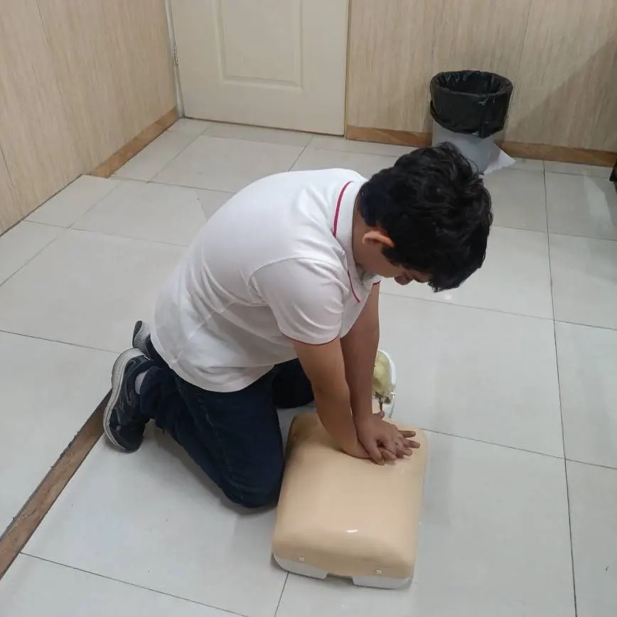 برگزاری کلاس کمکهای اولیه و آموزش CPR در دبیرستان سلام زینالدین