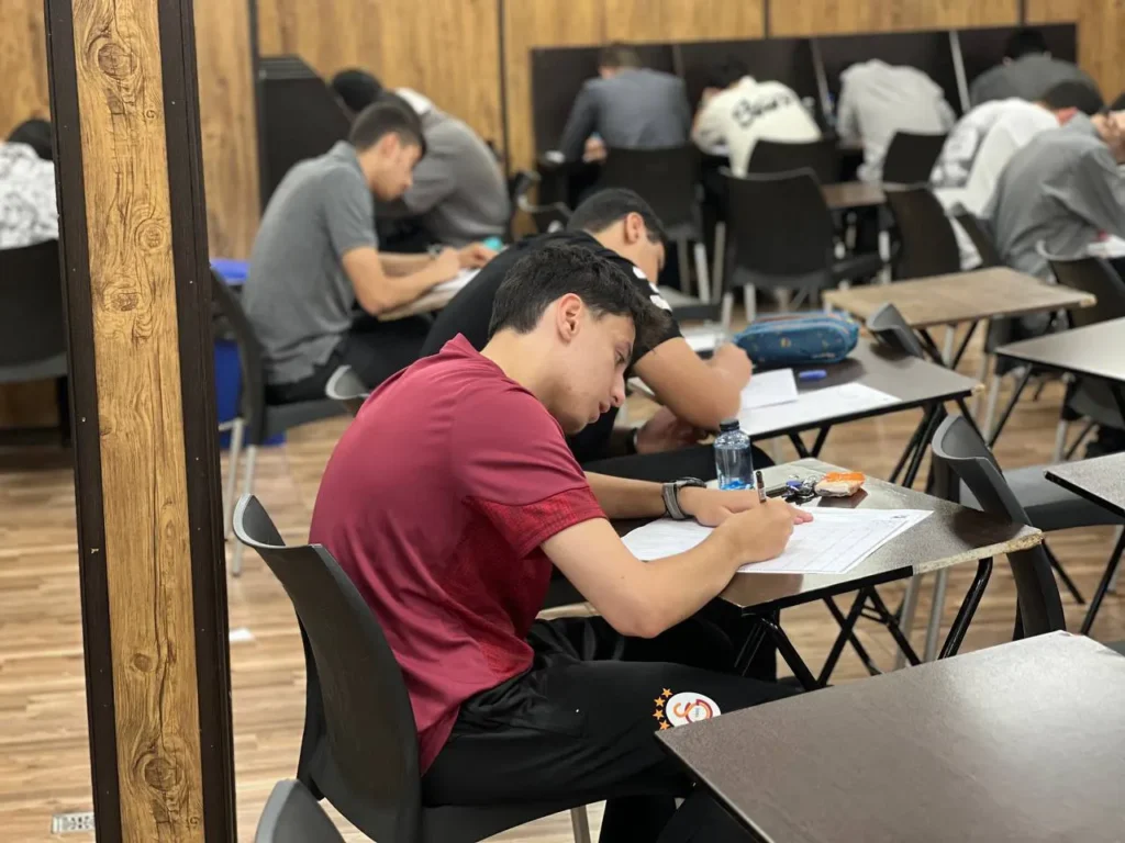 برگزاری آزمون جامع شماره ۱ مدارس برتر دبیرستان سلام تجریش