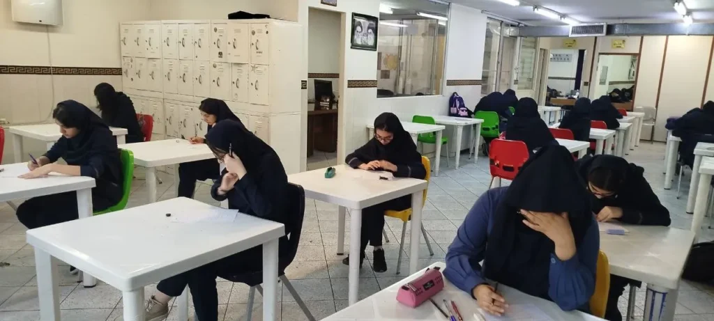 برگزاری آزمون صبحگاه تستی هندسه و زیست در دبیرستان دخترانه سلام ونک