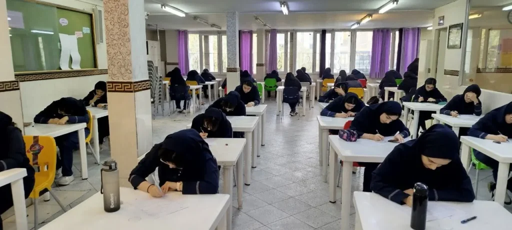 برگزاری آزمون صبحگاه تستی فیزیک در دبیرستان دخترانه سلام ونک