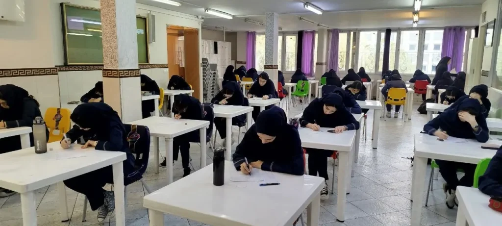 برگزاری آزمون صبحگاه تستی فیزیک در دبیرستان دخترانه سلام ونک
