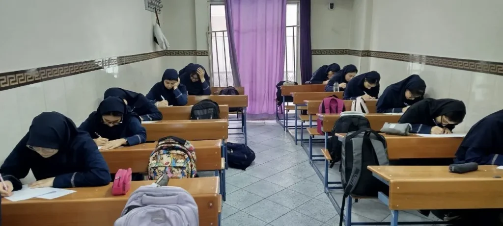 برگزاری آزمون صبحگاه تستی فیزیک در دبیرستان دخترانه سلام ونک