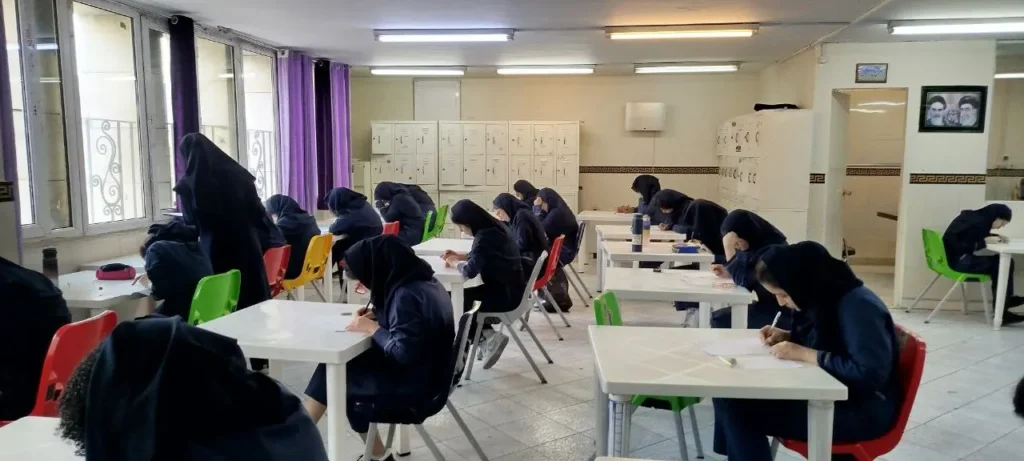 برگزاری آزمون صبحگاه تستی فیزیک در دبیرستان دخترانه سلام ونک