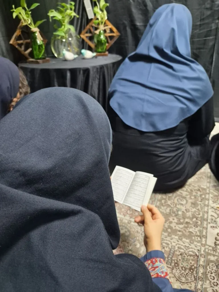 برگزاری مراسم عزاداری رحلت حضرت رسول اکرم(ص) و قرائت زیارت عاشورا در دبیرستان دخترانه سلام رسالت