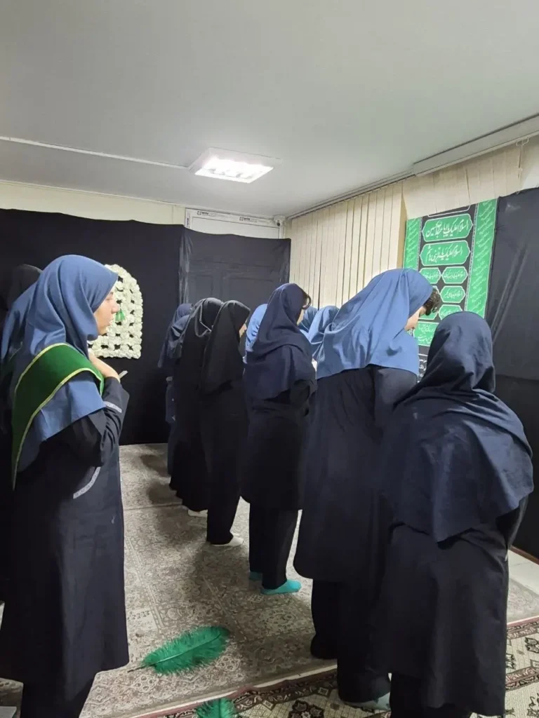 برگزاری مراسم عزاداری رحلت حضرت رسول اکرم(ص) و قرائت زیارت عاشورا در دبیرستان دخترانه سلام رسالت