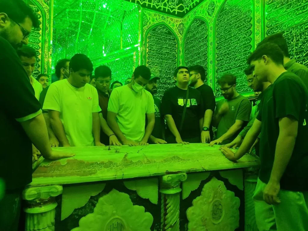 حضور دوازدهمیهای دوره ۲۲ دبیرستان سلام تجریش در امامزاده صالح(ع) پیش از کنکور