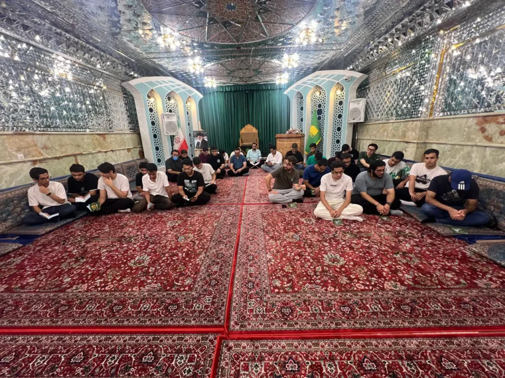 حضور دوازدهمیهای دوره ۲۲ دبیرستان سلام تجریش در امامزاده صالح(ع) پیش از کنکور