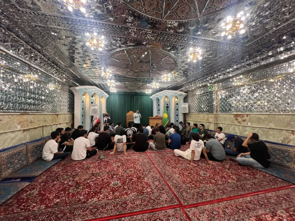 حضور دوازدهمیهای دوره ۲۲ دبیرستان سلام تجریش در امامزاده صالح(ع) پیش از کنکور