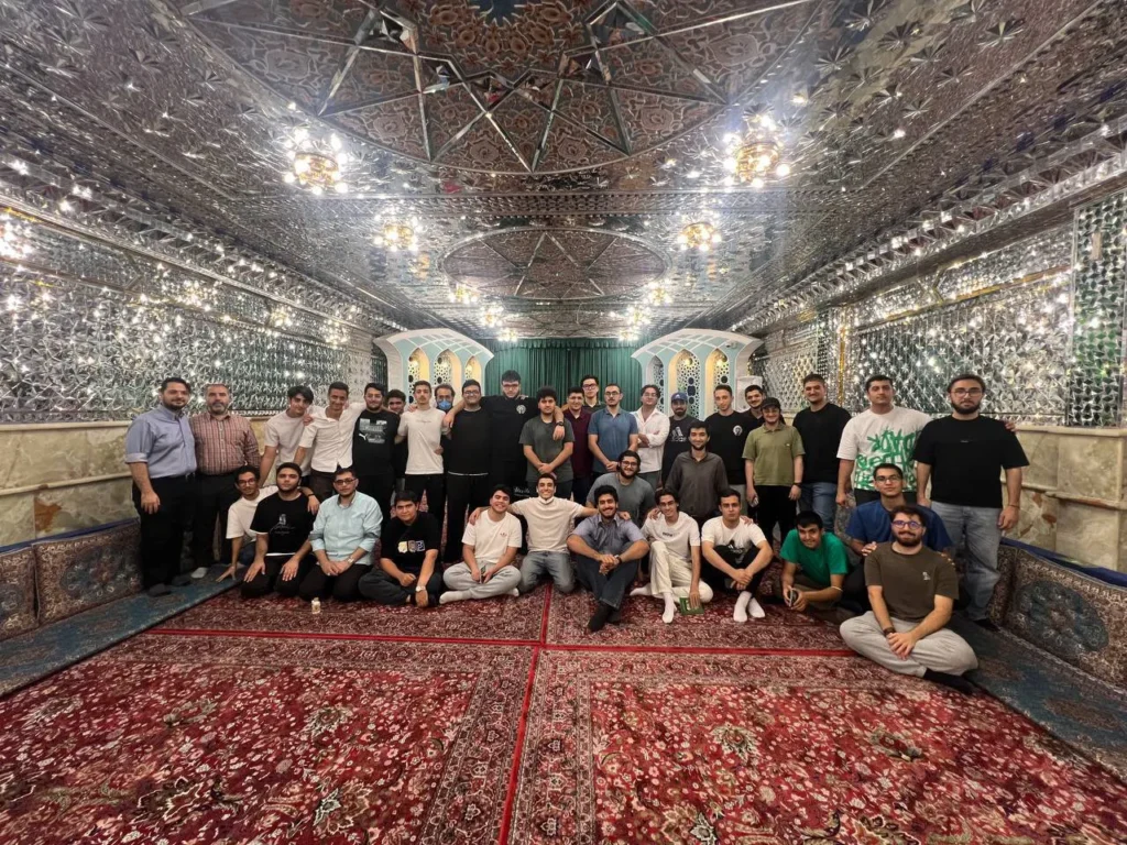 حضور دوازدهمیهای دوره ۲۲ دبیرستان سلام تجریش در امامزاده صالح(ع) پیش از کنکور