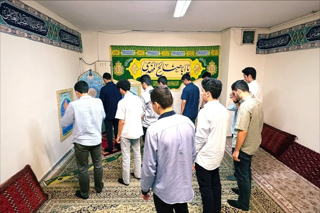 برگزاری نماز جماعت در دبیرستان سلام ایران زمین
