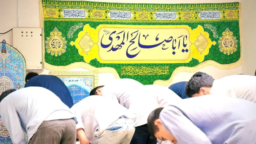 برگزاری نماز جماعت در دبیرستان سلام ایران زمین