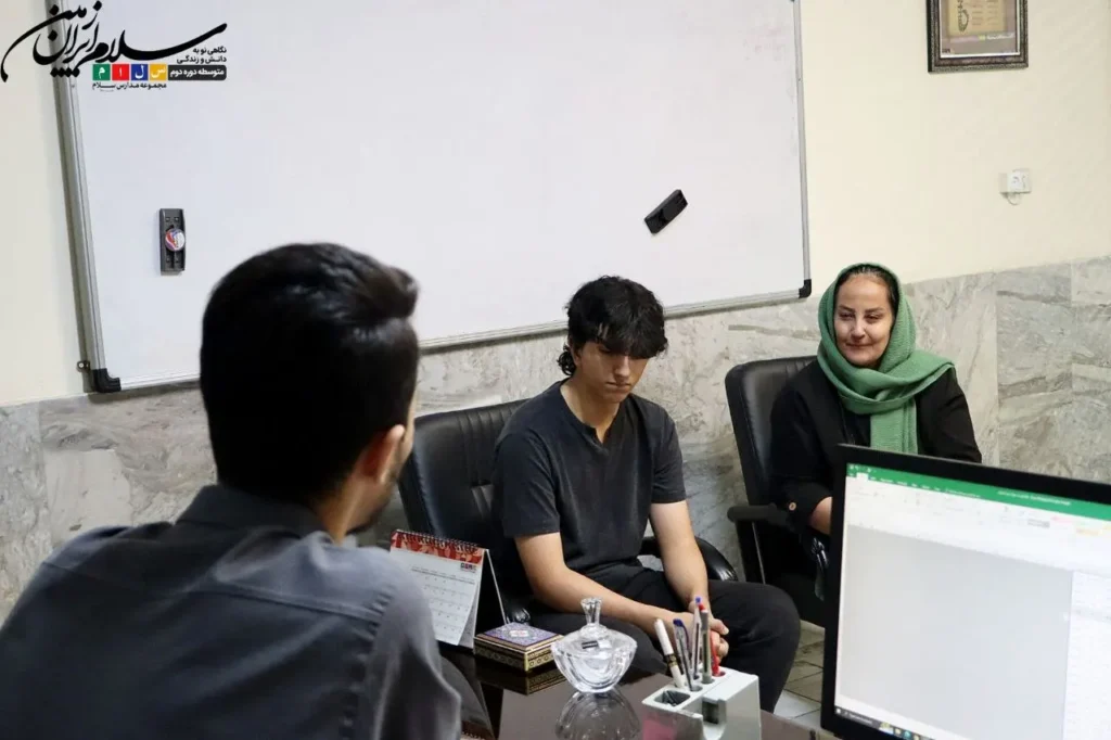 توزیع کارنامههای پایگاه تابستانی ۱۴۰۵ و جلسه مشاوره خانوادگی پایههای دهم و یازدهم در دبیرستان سلام ایران زمین