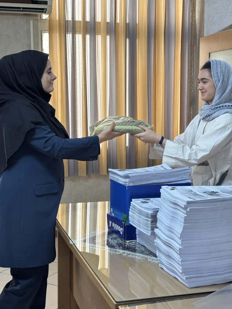 یک قدم تا شروع سالی تازه؛ تحویل لباس فرم دانشآموزان در دبیرستان دخترانه سلام رسالت