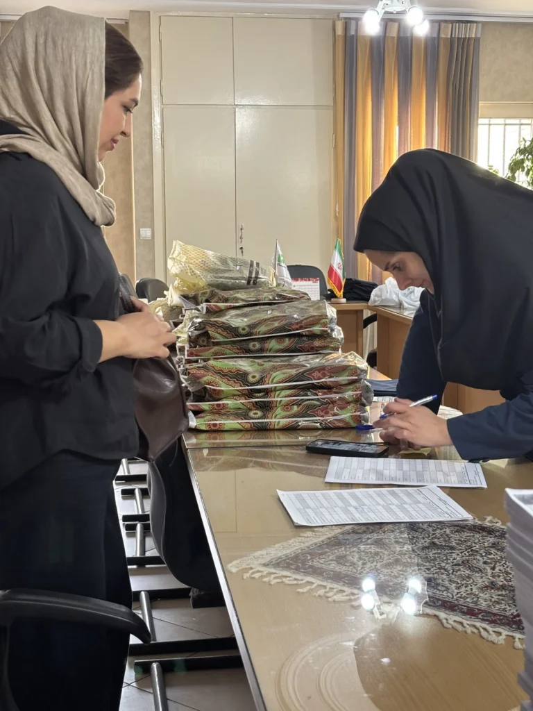 یک قدم تا شروع سالی تازه؛ تحویل لباس فرم دانشآموزان در دبیرستان دخترانه سلام رسالت
