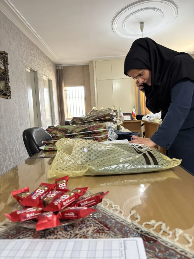 یک قدم تا شروع سالی تازه؛ تحویل لباس فرم دانشآموزان در دبیرستان دخترانه سلام رسالت