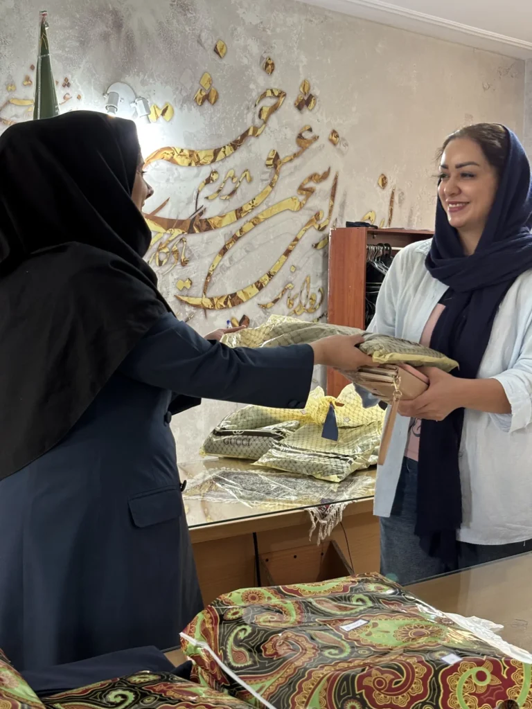 یک قدم تا شروع سالی تازه؛ تحویل لباس فرم دانشآموزان در دبیرستان دخترانه سلام رسالت