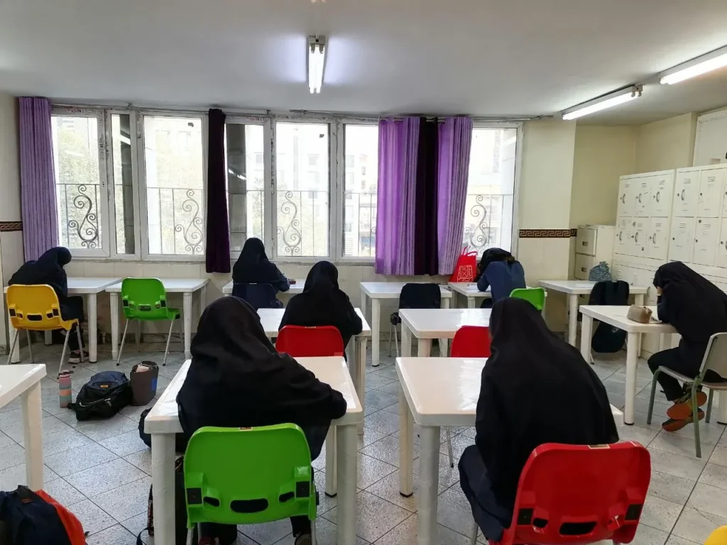 برگزاری آزمون صبحگاهی تشریحی عربی در دبیرستان دخترانه سلام ونک