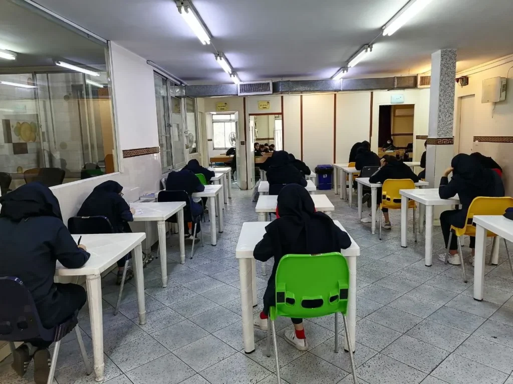 برگزاری آزمون صبحگاهی تشریحی عربی در دبیرستان دخترانه سلام ونک