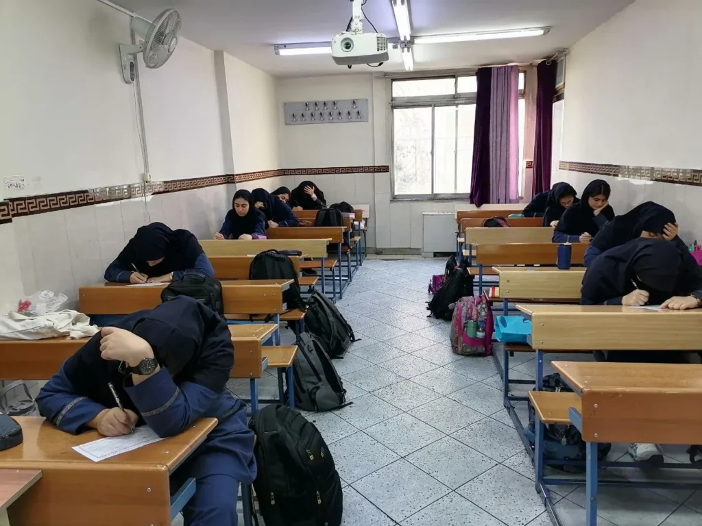 برگزاری آزمون صبحگاهی تشریحی عربی در دبیرستان دخترانه سلام ونک