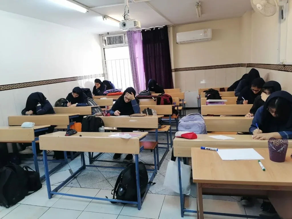 برگزاری آزمون صبحگاهی تشریحی عربی در دبیرستان دخترانه سلام ونک
