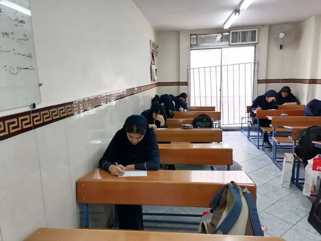 برگزاری آزمون صبحگاهی تشریحی عربی در دبیرستان دخترانه سلام ونک