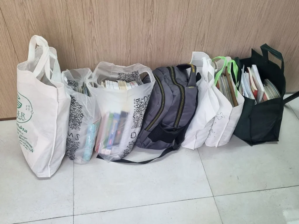 جمعآوری کتابهای درسی و کمکدرسی دانشآموزان در دبیرستان سلام شهید زینالدین