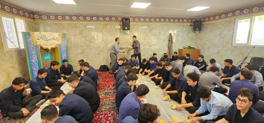 برگزاری مراسم هفتگی زیارت عاشورا در دبیرستان سلام تجریش