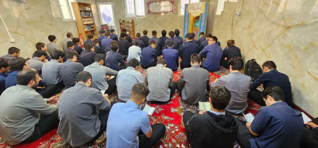 برگزاری مراسم هفتگی زیارت عاشورا در دبیرستان سلام تجریش