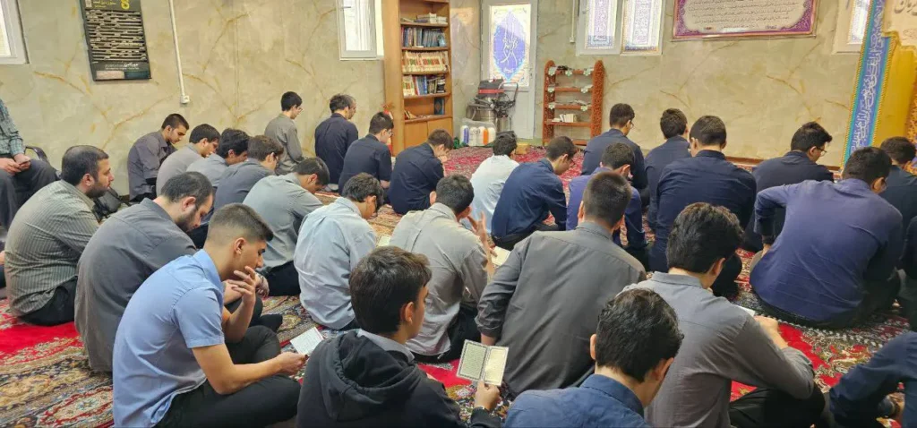 برگزاری مراسم هفتگی زیارت عاشورا در دبیرستان سلام تجریش