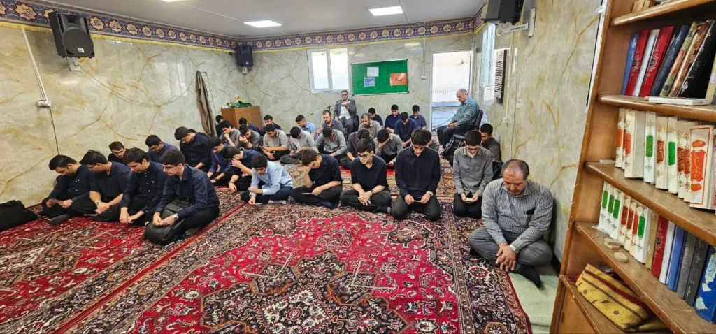برگزاری مراسم هفتگی زیارت عاشورا در دبیرستان سلام تجریش