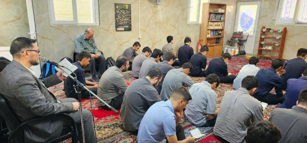 برگزاری مراسم هفتگی زیارت عاشورا در دبیرستان سلام تجریش