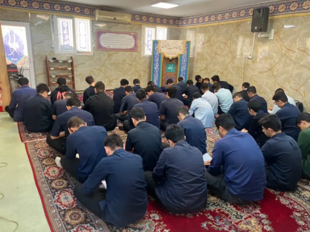 برگزاری مراسم زیارت عاشورا به همراه صبحانه در دبیرستان سلام تجریش
