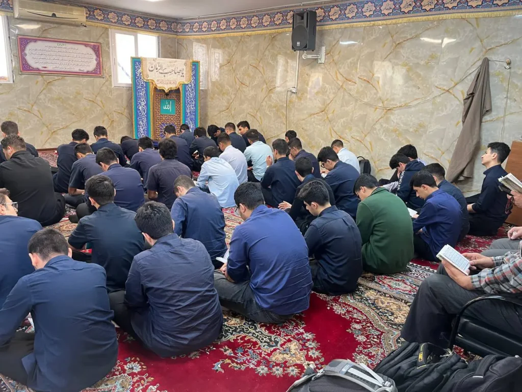 برگزاری مراسم زیارت عاشورا به همراه صبحانه در دبیرستان سلام تجریش