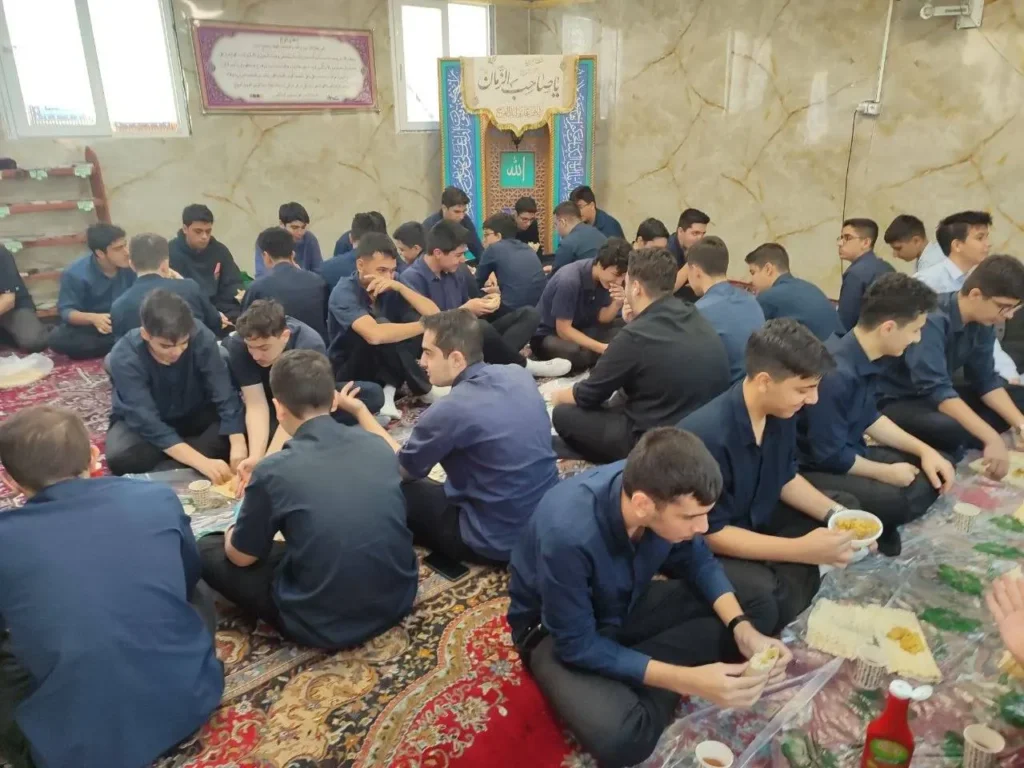 برگزاری مراسم زیارت عاشورا به همراه صبحانه در دبیرستان سلام تجریش