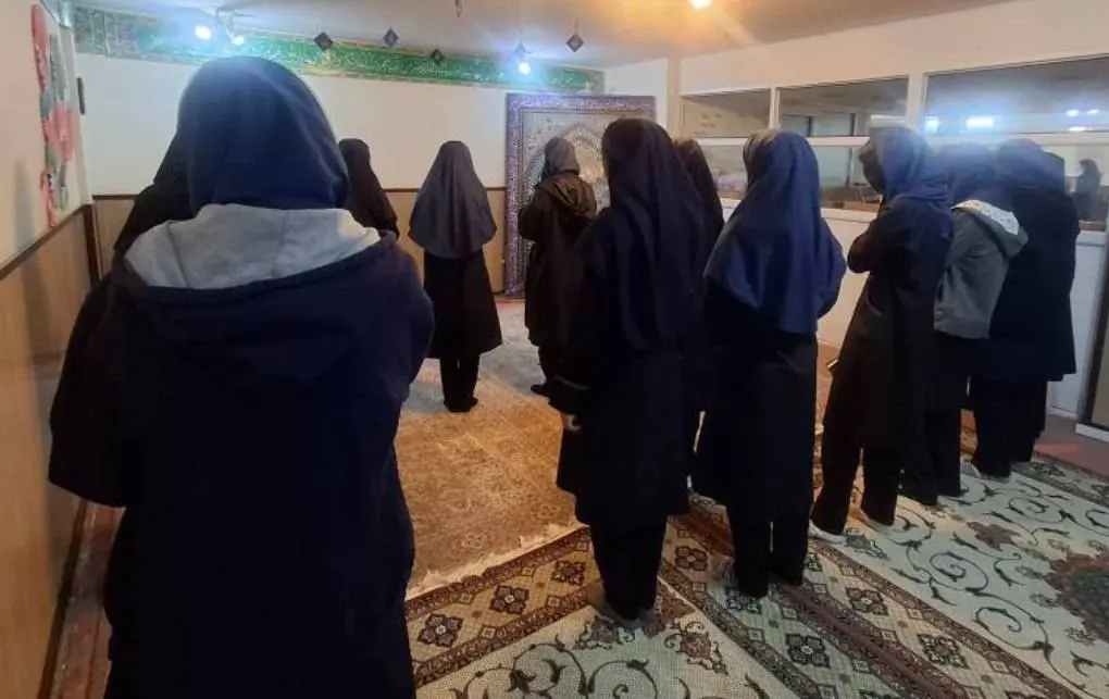 برگزاری مراسم زیارت عاشورا و سفره احسان در دبیرستان سلام رسالت