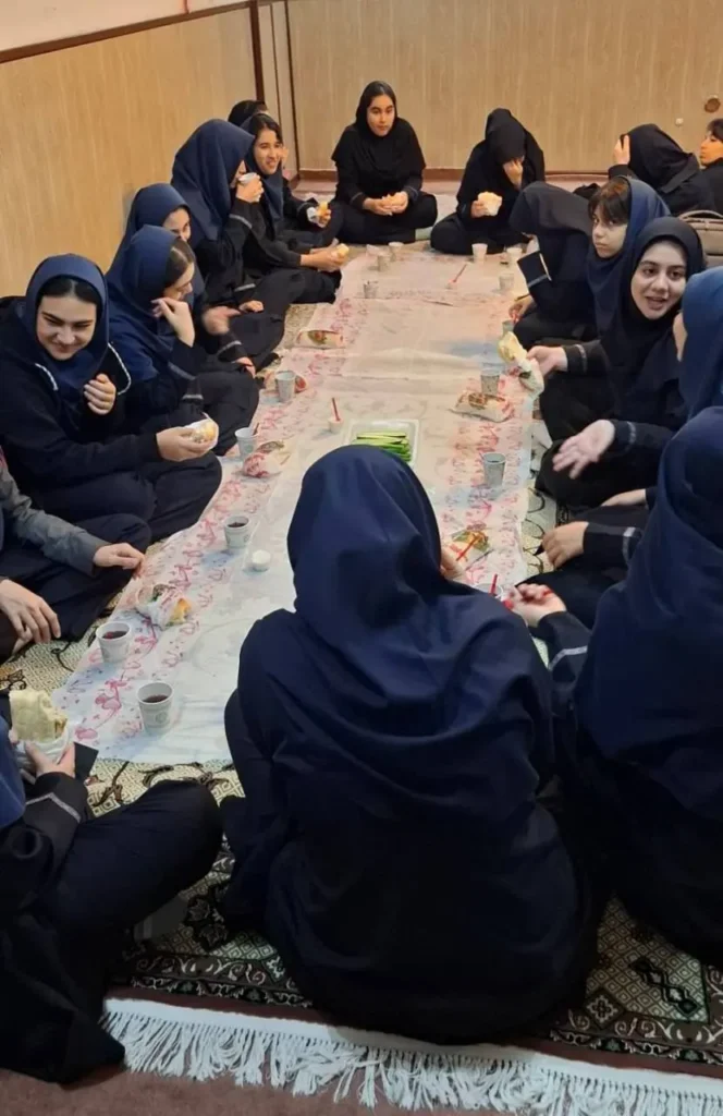 برگزاری مراسم زیارت عاشورا و سفره احسان در دبیرستان سلام رسالت