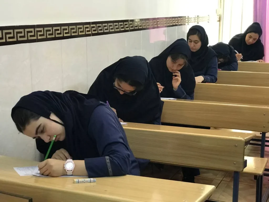 برگزاری آزمون شبهنشانه پایه یازدهم در دبیرستان دخترانه سلام ونک