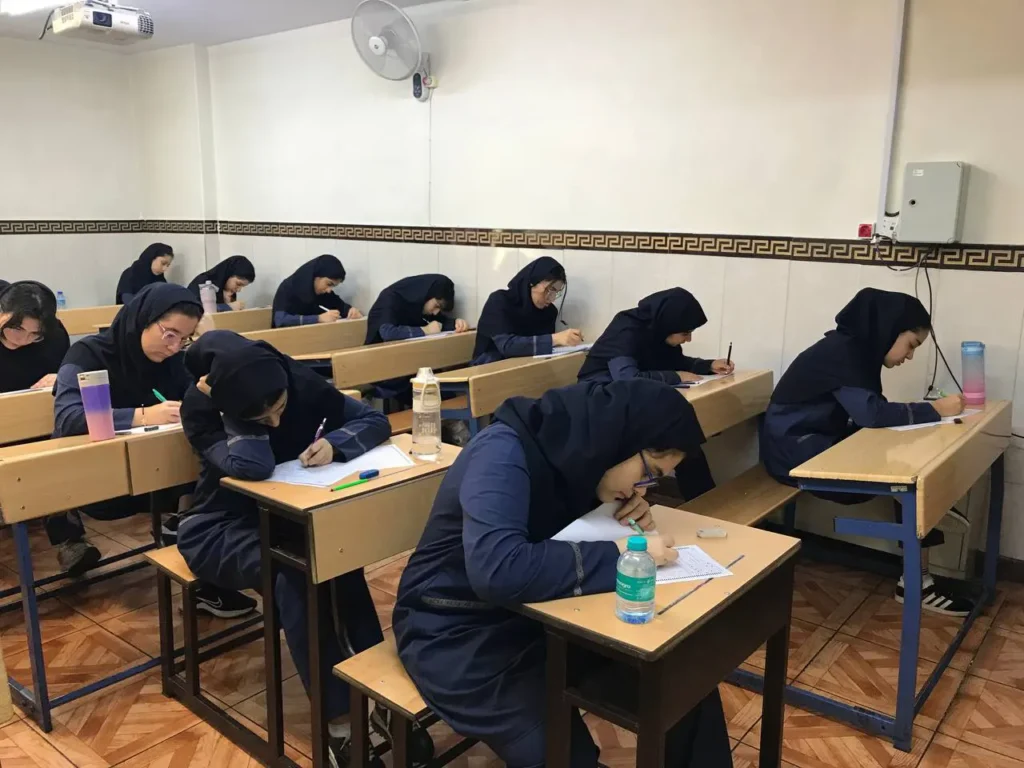 برگزاری آزمون شبهنشانه پایه یازدهم در دبیرستان دخترانه سلام ونک