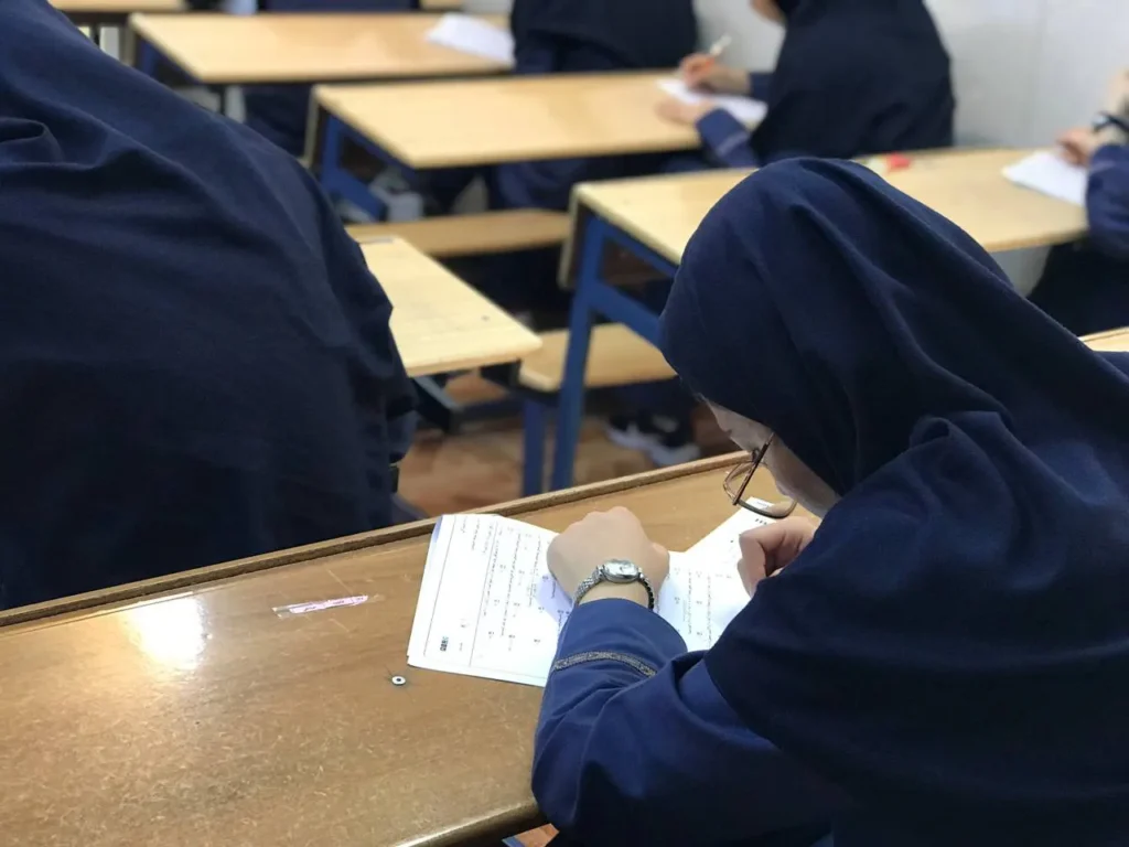 برگزاری آزمون شبهنشانه پایه یازدهم در دبیرستان دخترانه سلام ونک