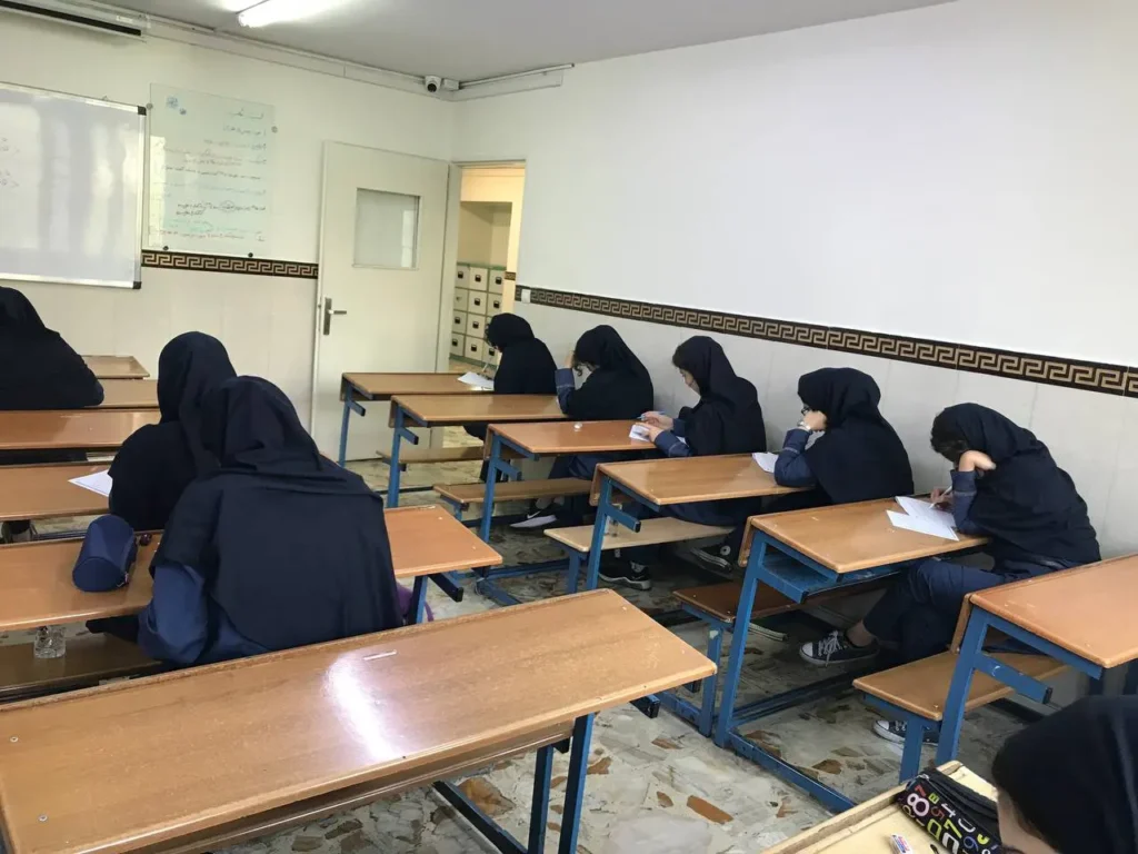 برگزاری آزمون شبهنشانه پایه یازدهم در دبیرستان دخترانه سلام ونک