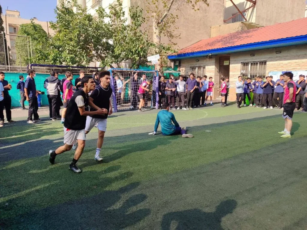 سوت آغاز هفته دوم لیگ فوتبال دبیرستان سلام تجریش به صدا درآمد