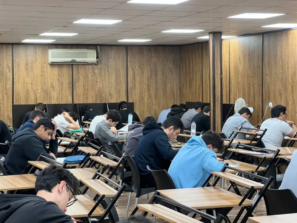 شروع به موقع، پایان موفق؛ برگزاری سومین آزمون جامع پایه دوازدهم دبیرستان سلام تجریش