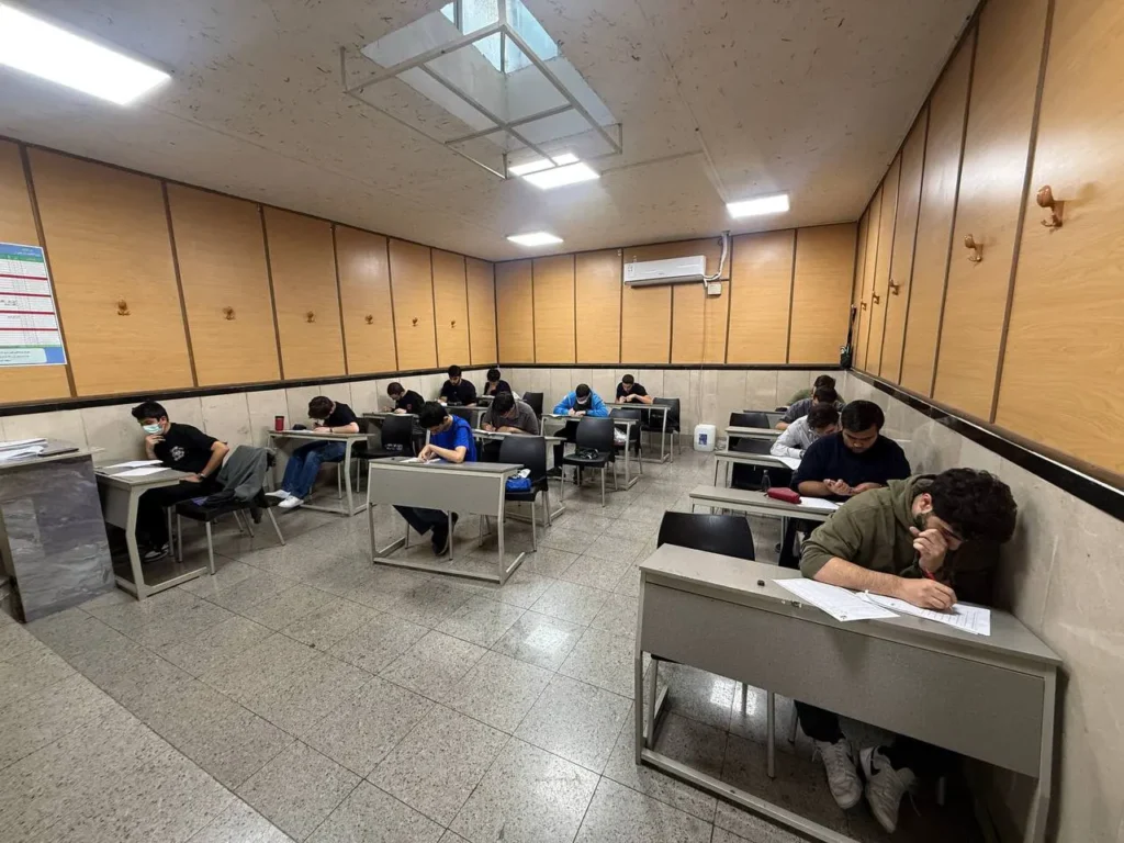 شروع به موقع، پایان موفق؛ برگزاری سومین آزمون جامع پایه دوازدهم دبیرستان سلام تجریش