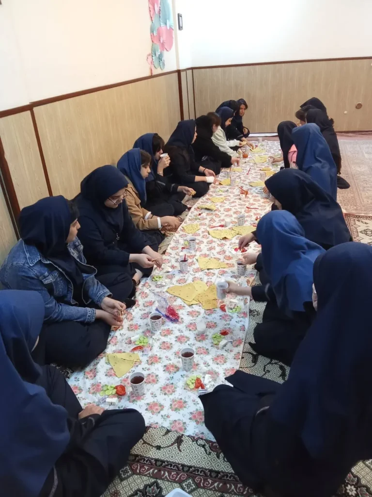 صبحی به یاد امام حسین (ع)؛ مراسم زیارت عاشورا و صبحانه در دبیرستان دخترانه سلام رسالت