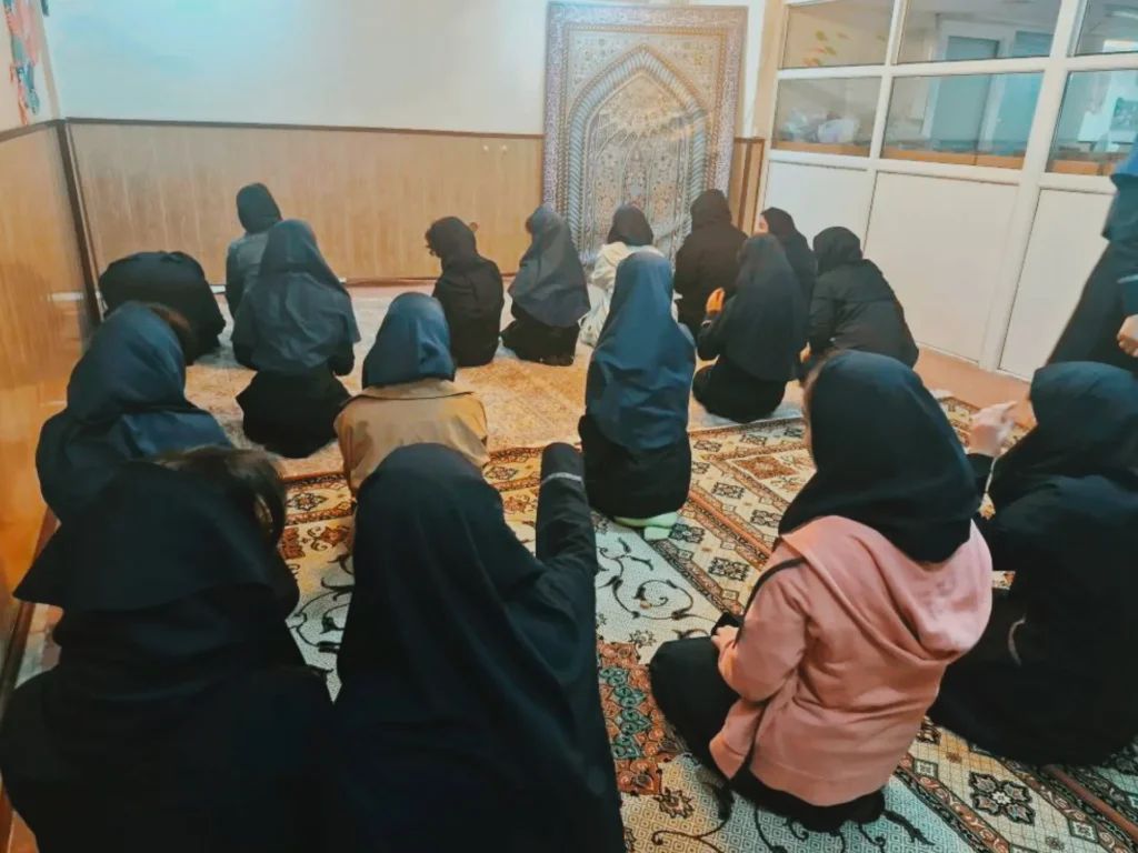 صبحی به یاد امام حسین (ع)؛ مراسم زیارت عاشورا و صبحانه در دبیرستان دخترانه سلام رسالت